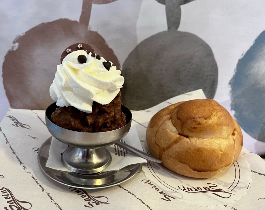 Granita artigianale servita in coppa con panna montata