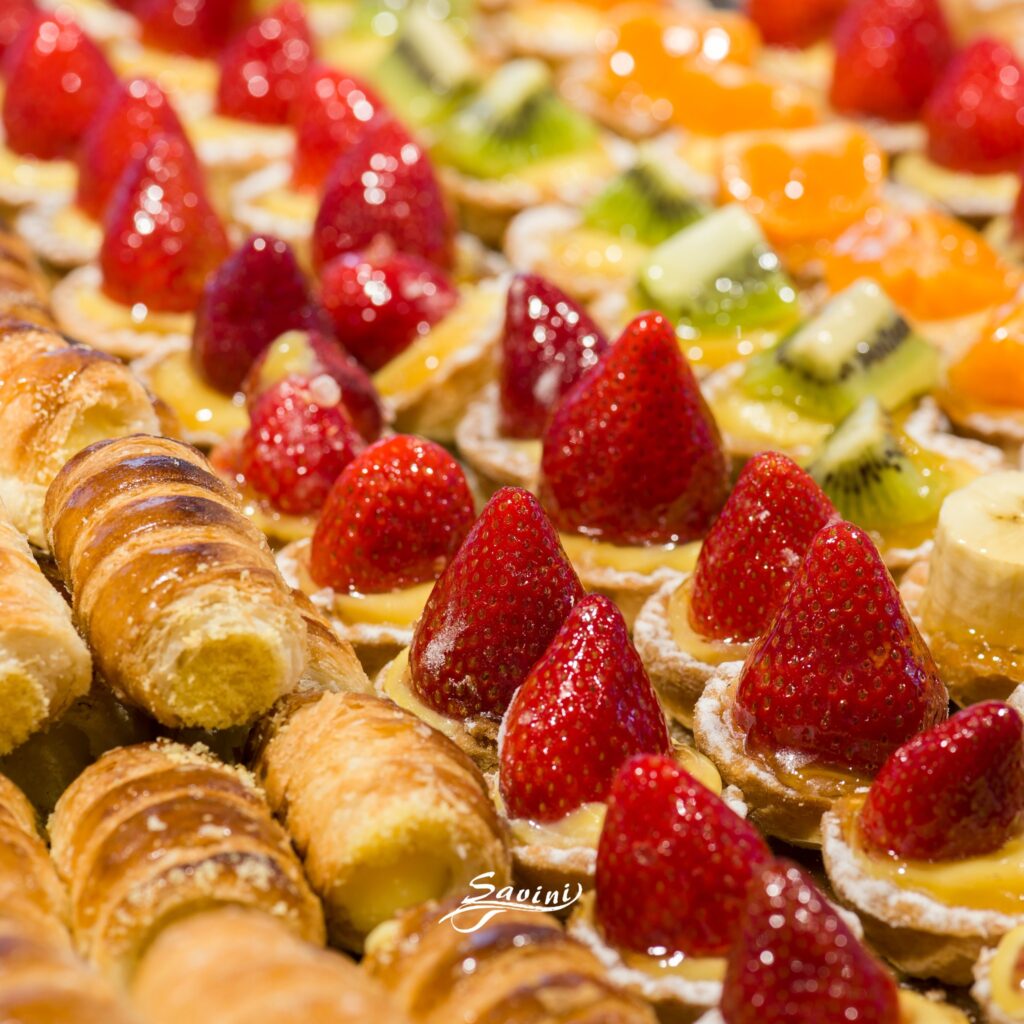 Pasticcini artigianali assortiti nella vetrina del Savini Bar