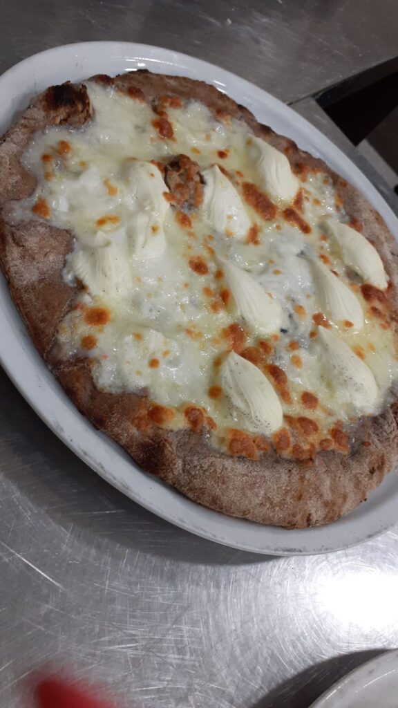 Pizza Margherita gourmet con bufala DOP appena sfornata