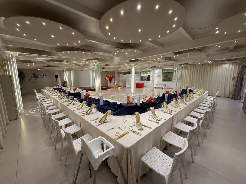 Sala elegante allestita per ricevimento presso Savini Ragusa, con tavoli decorati e illuminazione soffusa