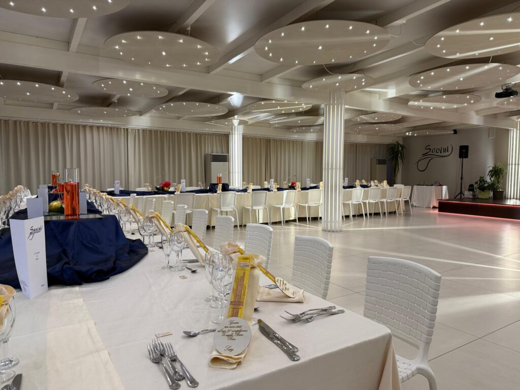 Ristorante Savini Bar: sala interna pronta per eventi e cene in famiglia