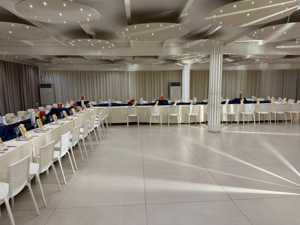 Sala elegante allestita per ricevimento – Savini Bar Ragusa