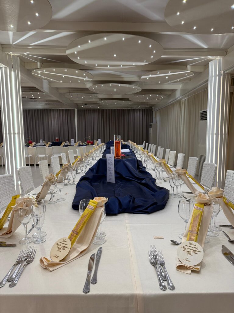 Sala interna elegante del ristorante Savini Bar a Ragusa