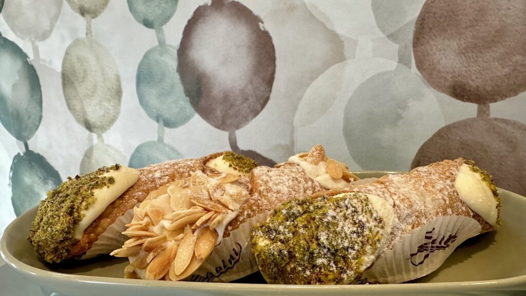 Cannoli siciliani artigianali con ricotta, pistacchio e mandorle – dolci tipici del Savini Bar