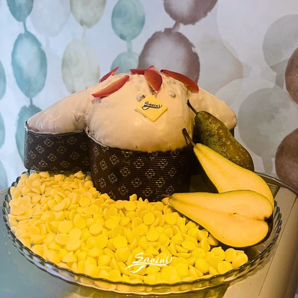 Colomba artigianale ricoperta di cioccolato bianco, decorata con pere fresche e gocce di cioccolato, produzione Savini.