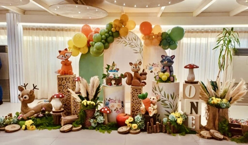 Decorazioni per festa di compleanno con tema bosco, animali e palloncini nella sala eventi di Savini Bar a Ragusa