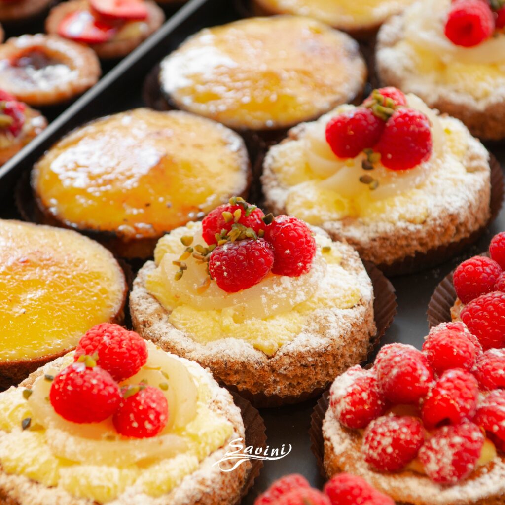 Pasticcini artigianali con crema, pere, lamponi e granella di pistacchio – pasticceria fresca del Savini Bar