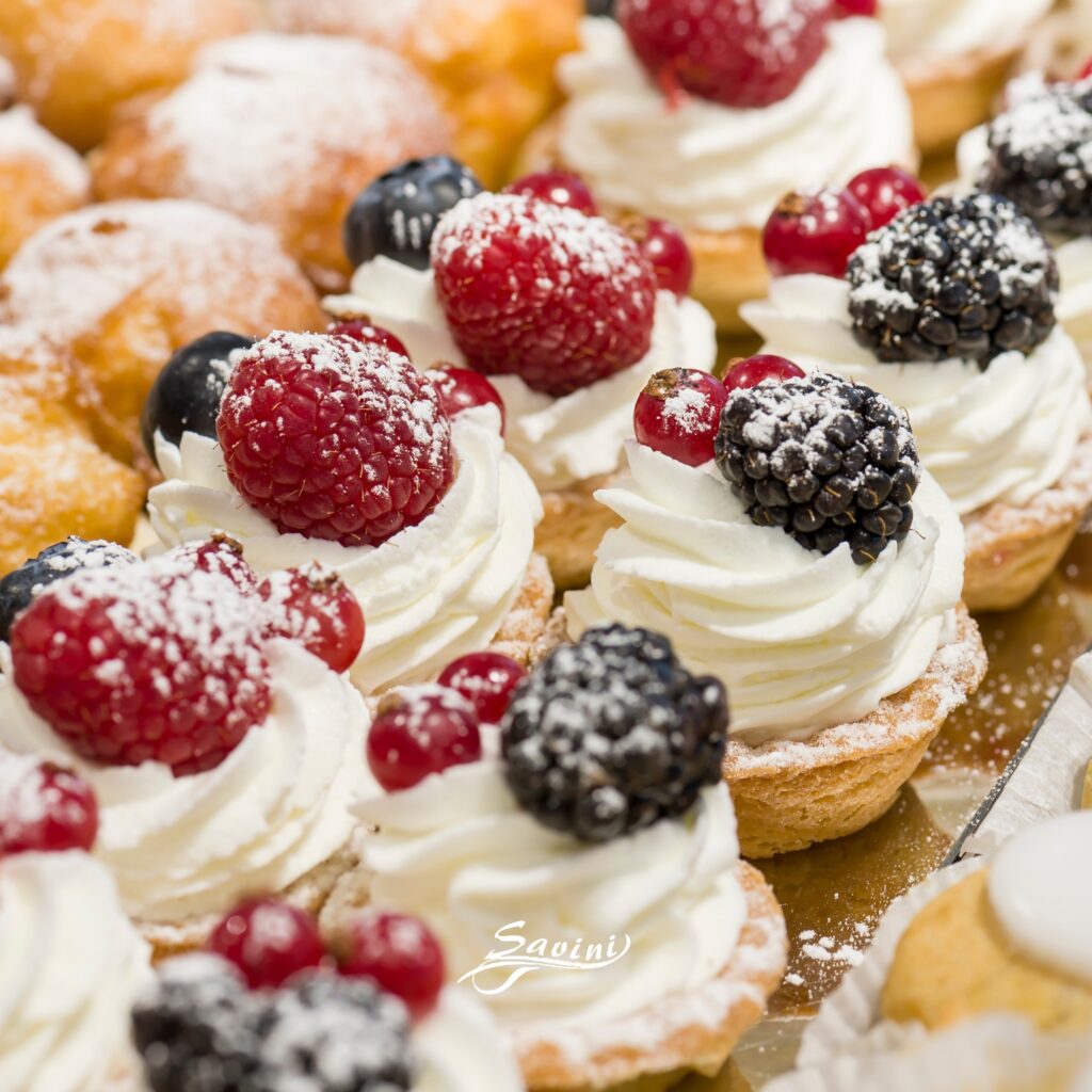 Pasticcini con panna montata e frutti di bosco freschi – Pasticceria Savini
